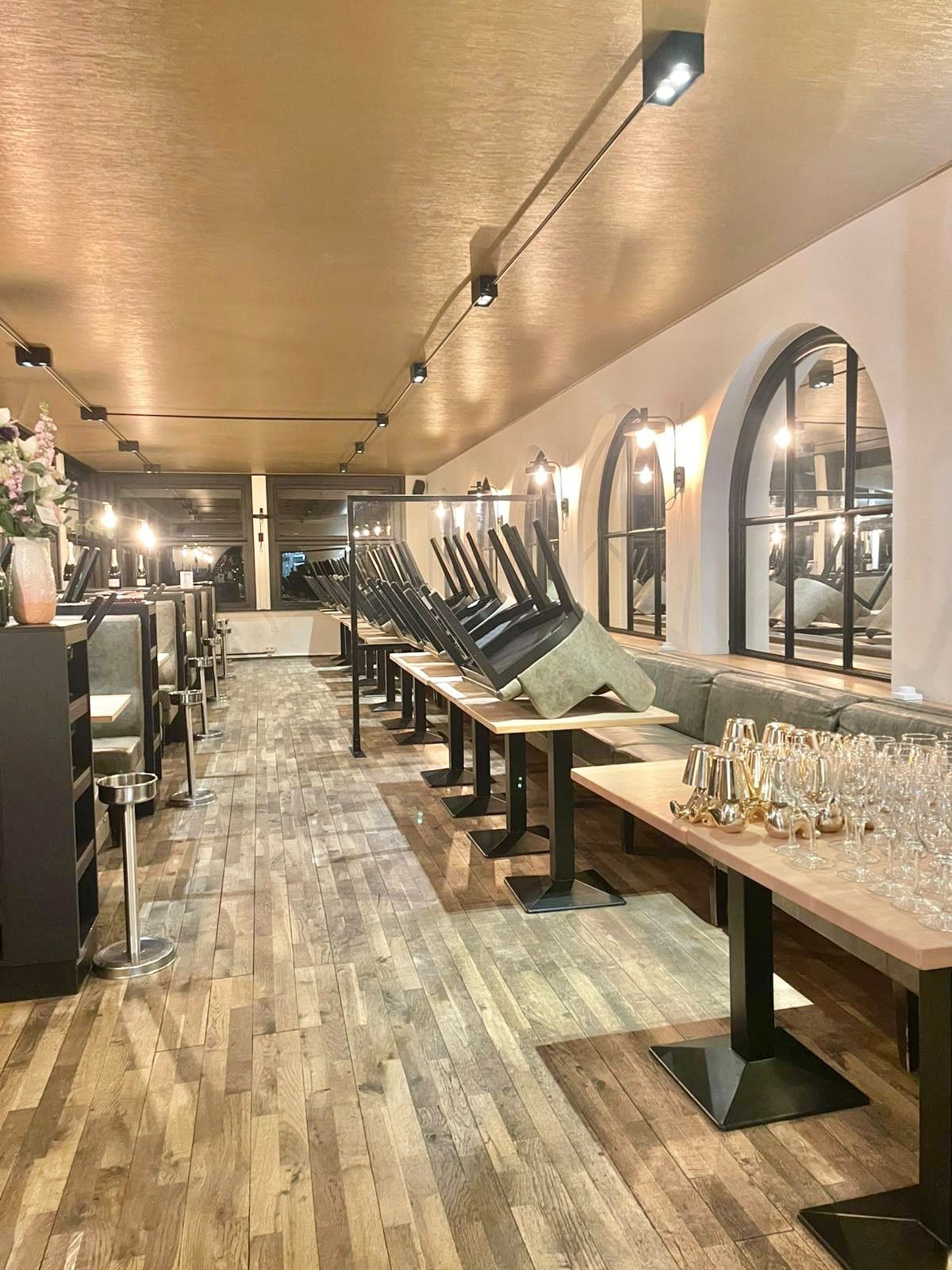 Étage team at work · Restaurant, dining room between services